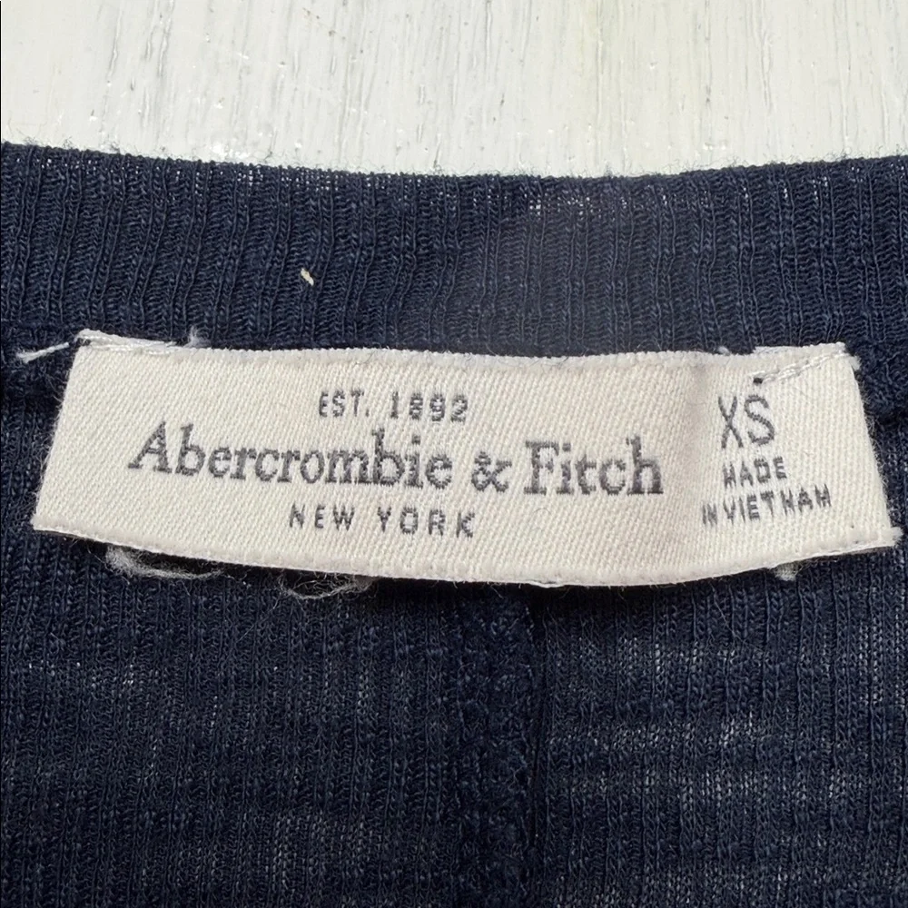 Abercrombie & Fitch Navy Blue Graphic High-Low Long Sleeve Top Sz XS - Picture 2 of 10